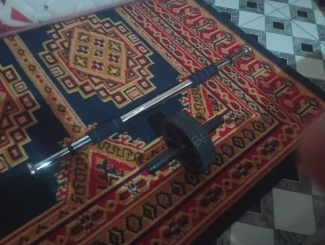 Vende-se roda dupla com pneus antiderrapante e uma barra fixa de porta ajustável