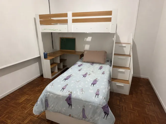Cama beliche com escada