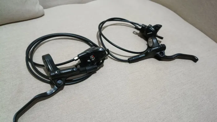 Par de Freios Hidráulicos Shimano MT200 (Dianteiro + Traseiro)