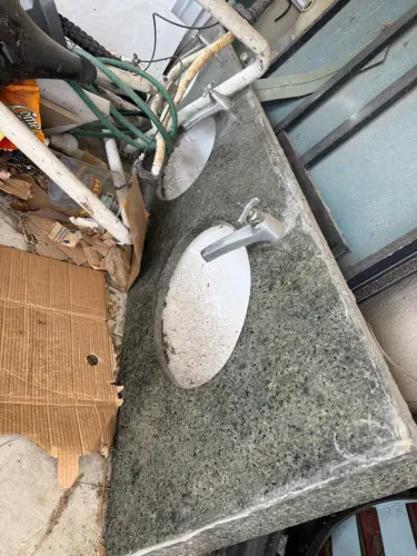 Pia em granito com 3 Cubas e torneiras