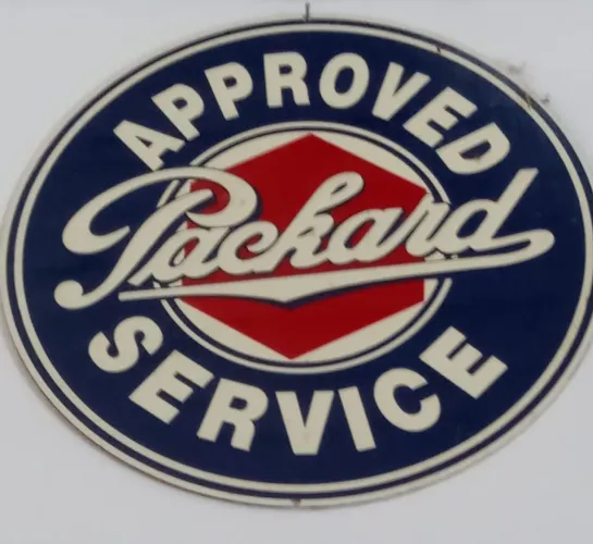 Placa esmaltada em metal decorativa Packard logo em alto-relevo. Antiga 27cm