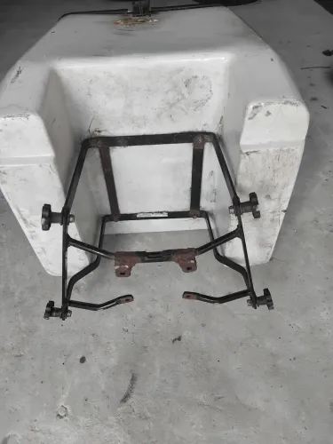 Vendo bau para moto já ta com suporte da na honda para outras motos so mudar o suporte 