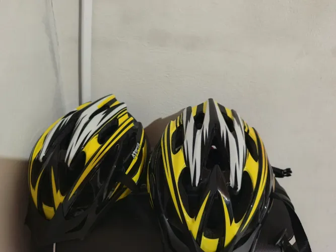 2 capacetes de ciclismo com viseira