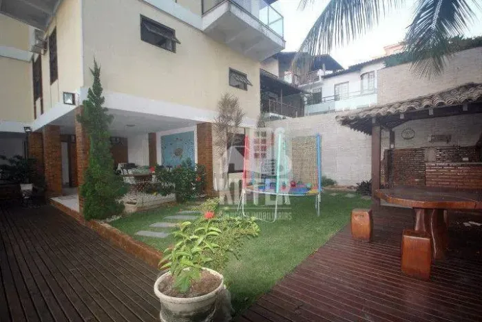 Mansão em Camboinhas com 5 Suítes, Área Gourmet e Vista Deslumbrante