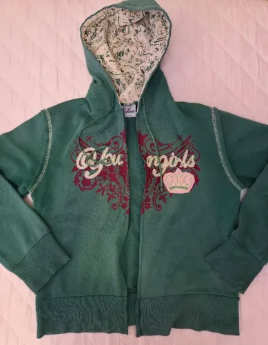 Blusa de frio verde, veste P/M e está com problema no zíper