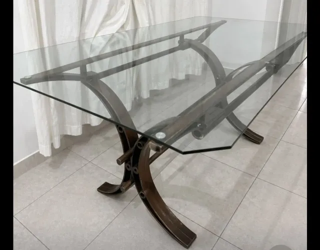 Mesa de vidro com base de ferro