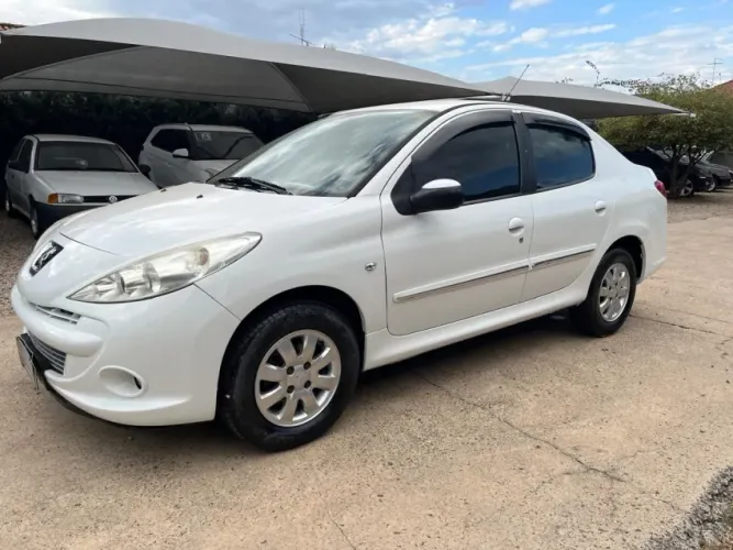 Peugeot 207 Sedan Passion XR 1.4 Flex 8V 4P 2012