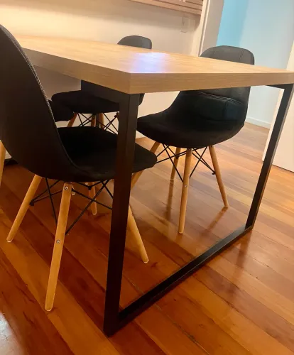 Mesa industrial com 4 cadeiras 