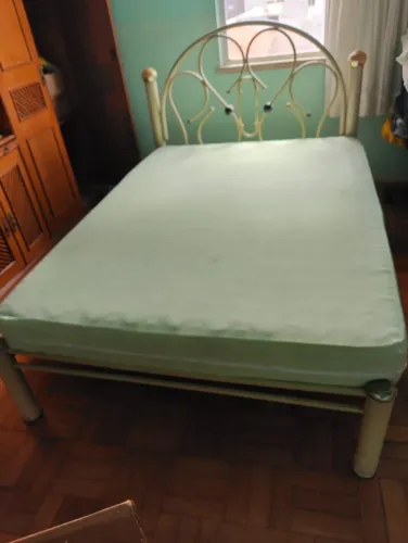 Cama de casal com colchão base metalica