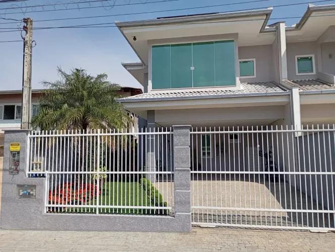 Sobrado para venda possui 132 metros quadrados com 3 quartos em Iririú - Joinville - SC