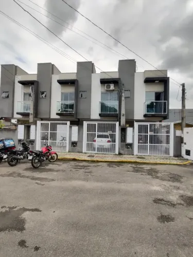 SOBRADO EM ITAPEMA, COM 02 DORM., SENDO 01 SUITE, SEMI MOBILIADO