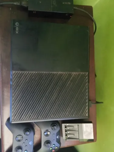 Xbox One fat com 1tb e 2 controles