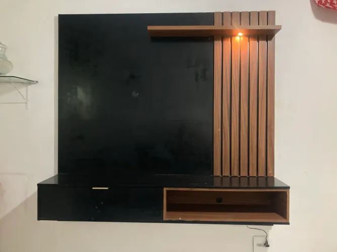 Rack suspenso com painel