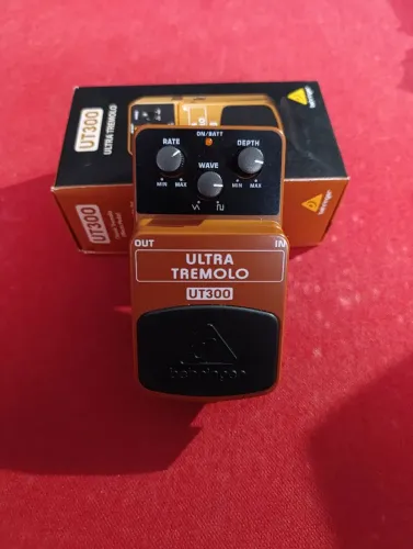 Pedal de guitarra Ultra Tremolo Behringer UT300