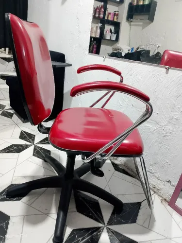 Cadeira de salão reclinável.