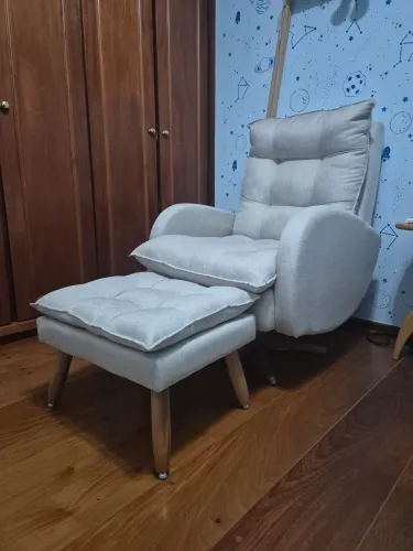 Poltrona Amamentação Cláudia Balanço e Giro com Puff Gariani - cor linho palha - Alô Bebe