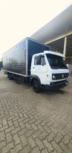 VW delivery 8-160 ano 2015 com baú seco .