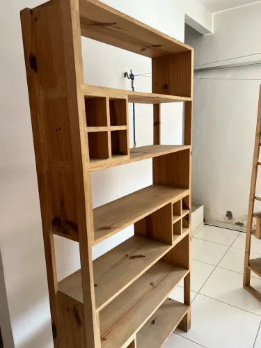 Estante de madeira para loja