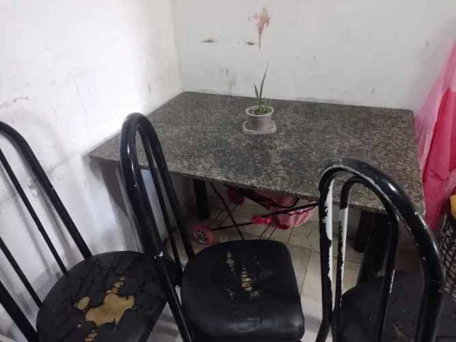 Vendo mesa de mármore com as 3 cadeiras porém ela e de 6 lugares por 250 preço a negociar