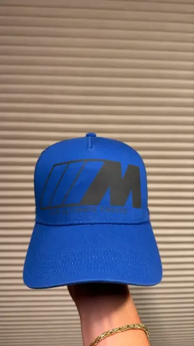 Boné BMW M series na cor azul com feche ajustável.