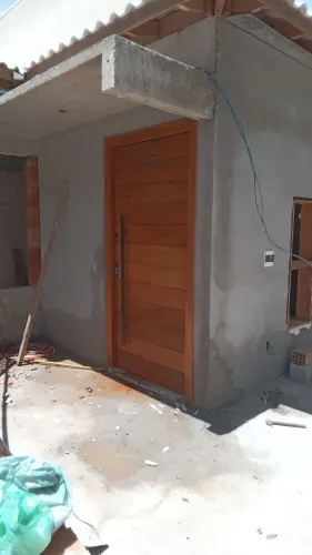 Porta pivotante completa e instalada 