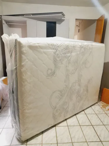 Cama semi nova, casal.