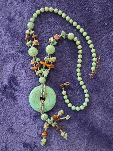 Lindo colar artesanal estilo bolo em pedras turquesa