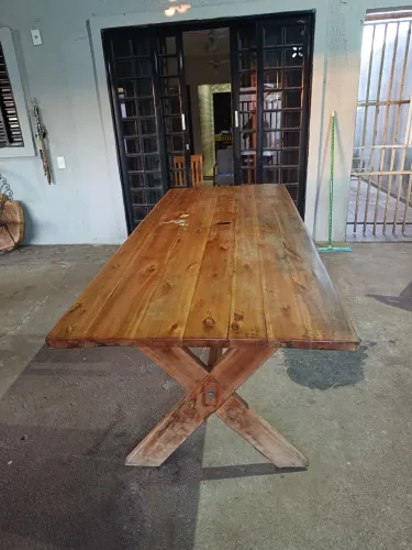 Mesa de madeira maciça