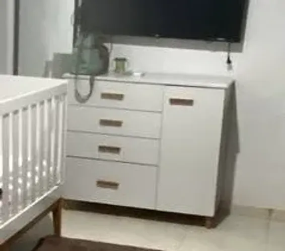 Cômoda infantil com 4 gavetas e 1 porta