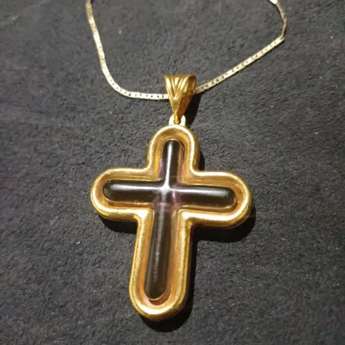 Pingente em ouro e baquelite