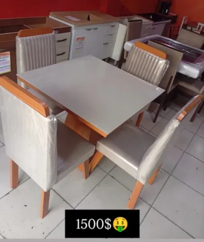 Mesa com 4 cadeiras nova