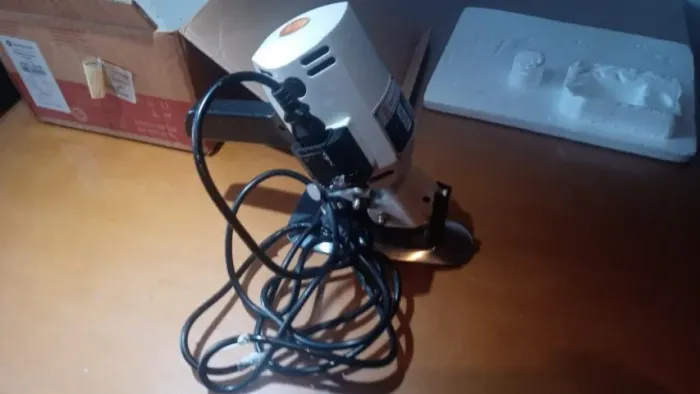 Máquina cortador tecidos marca Singer