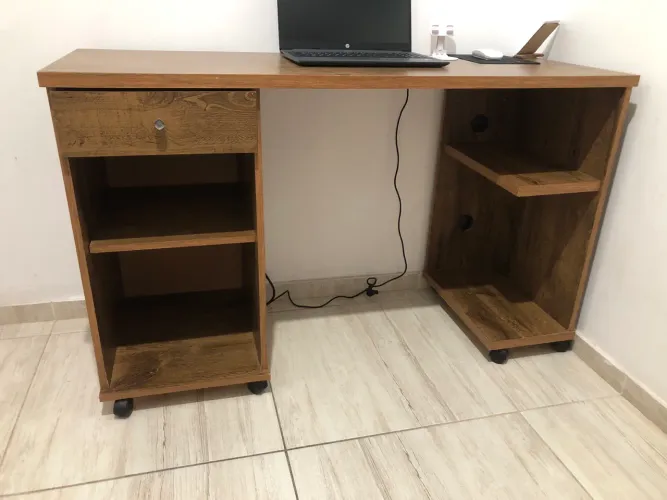 Mesa de escritório seme nova, 250
