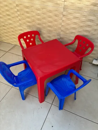 Mesinha infantil com 4 cadeiras