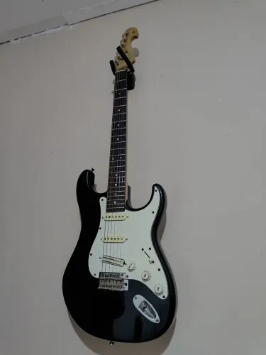 Guitarra stratocaster tagima 735s