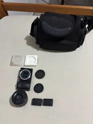 Sony A6000 + Lente 50mm f/1.8 + Kit Completo - 18mil cliques