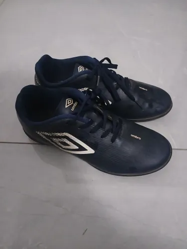 Chuteira,Umbro original totalmente consenrvada de cor azul escuro