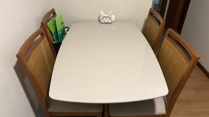 Mesa de madeira com tampo em vidro e laca