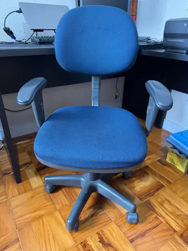 Cadeira escritório estilo secretária com braços reguláveis e pistão de altura