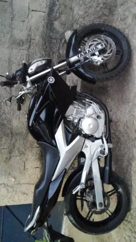 Escape Fazer 250