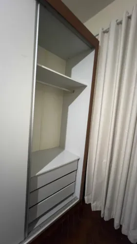 Guarda-roupa 3 portas com espelho, 6 gavetas, ótimo estado. Retirada à parte.