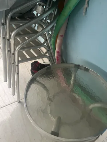 Conjunto de cadeira inox pouco usado acho muito frio