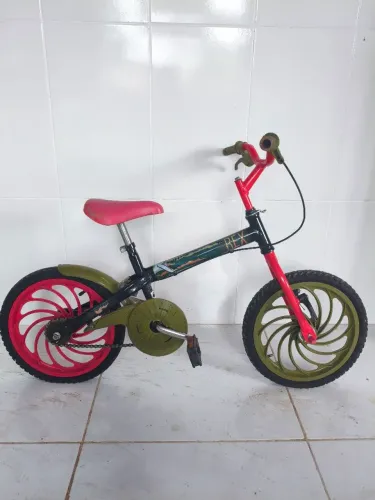 Vendo uma bicicleta infantil e um patinete 