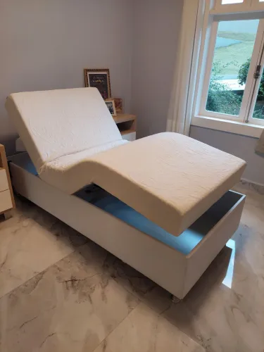Cama motorizada articulada