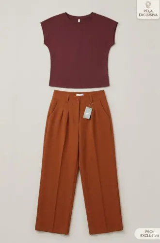 Conjunto calça pantalona e blusa básica.