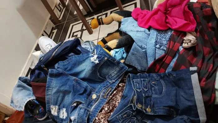 LOTE de roupas e calçados femininos e infantil para bazar tênis sandália novas.