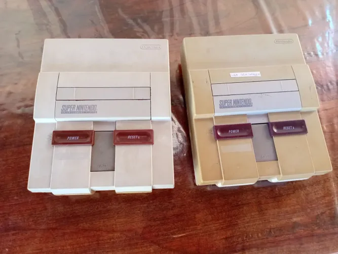 Dois Super Nintendo no estado para manutenção ou peças
