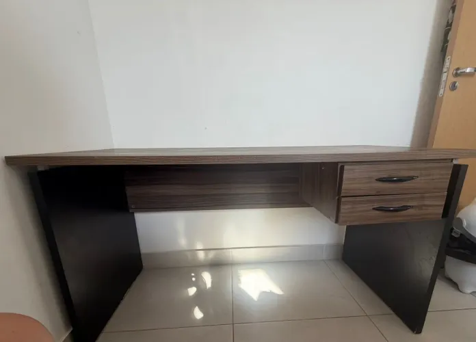 Mesa de escritorio/ Escrivaninha