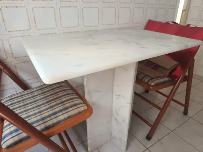 Mesa de jantar com base, toda em mármore