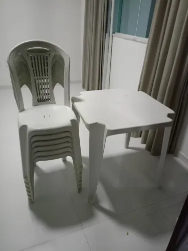 6 cadeiras e 1 mesa plástico 